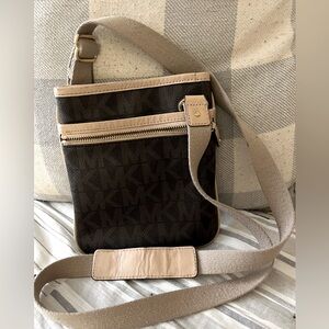 MK CrossbodySignature Bag Brown/Tan